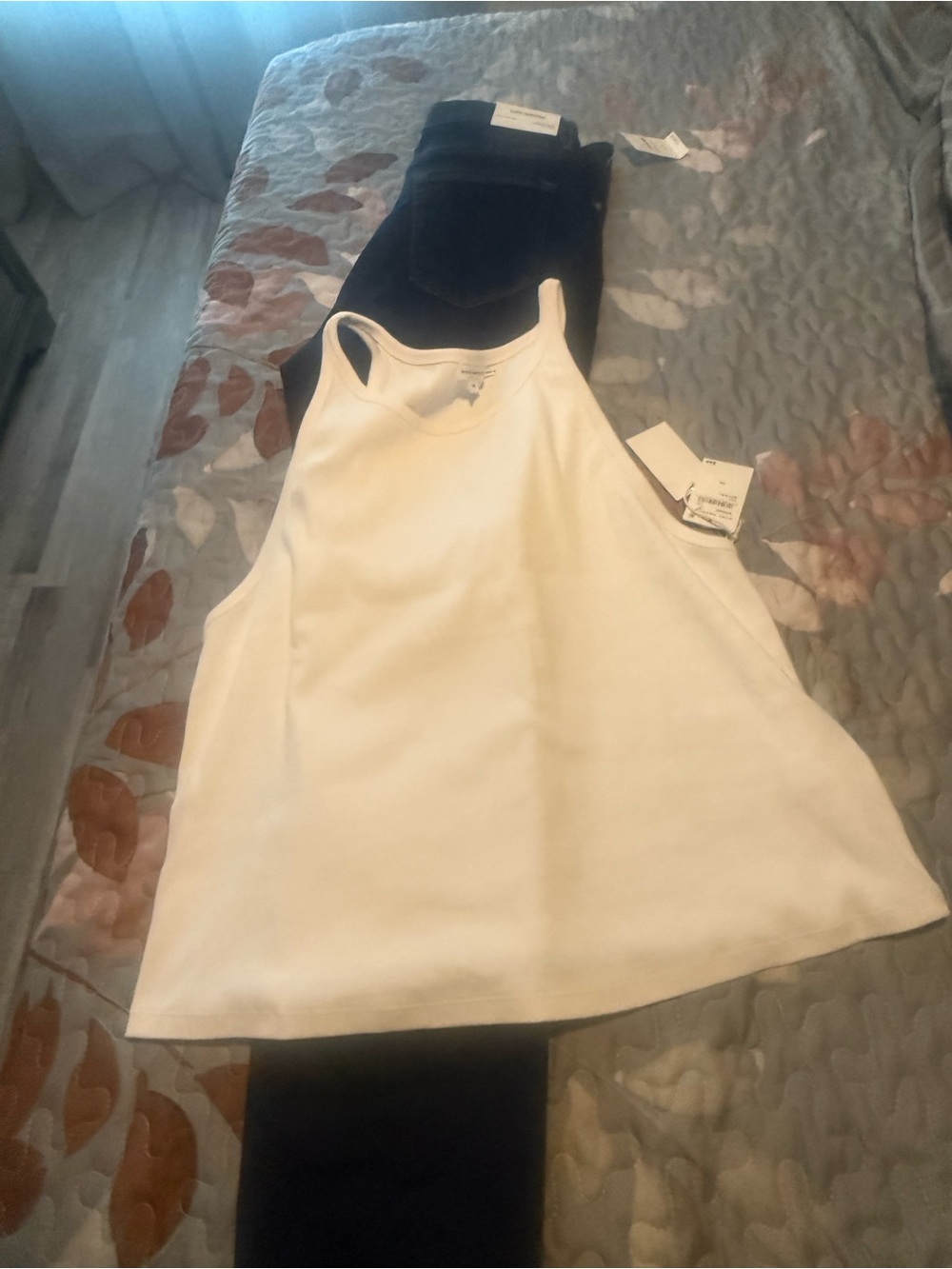 (2 for 1) Good American High-Rise Dark Blue Jeans (14-18)/ White Tank (5xl)